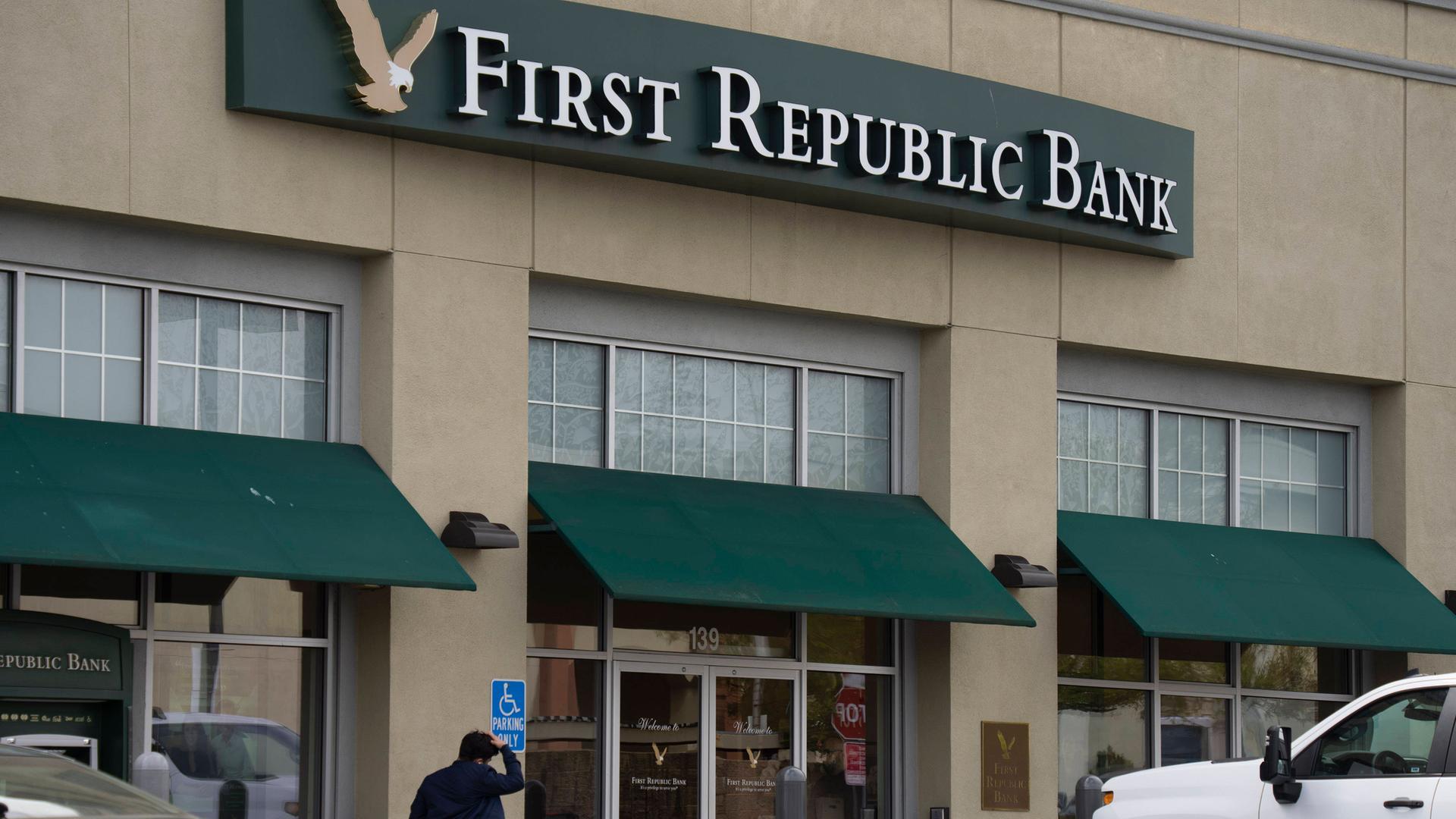 Filiale der First Republic Bank in Millbrae, Kalifornien, am 1. Mai 2023. Die Pleitebank wird vom Finanzriesen JPMorgan Chase übernommen.