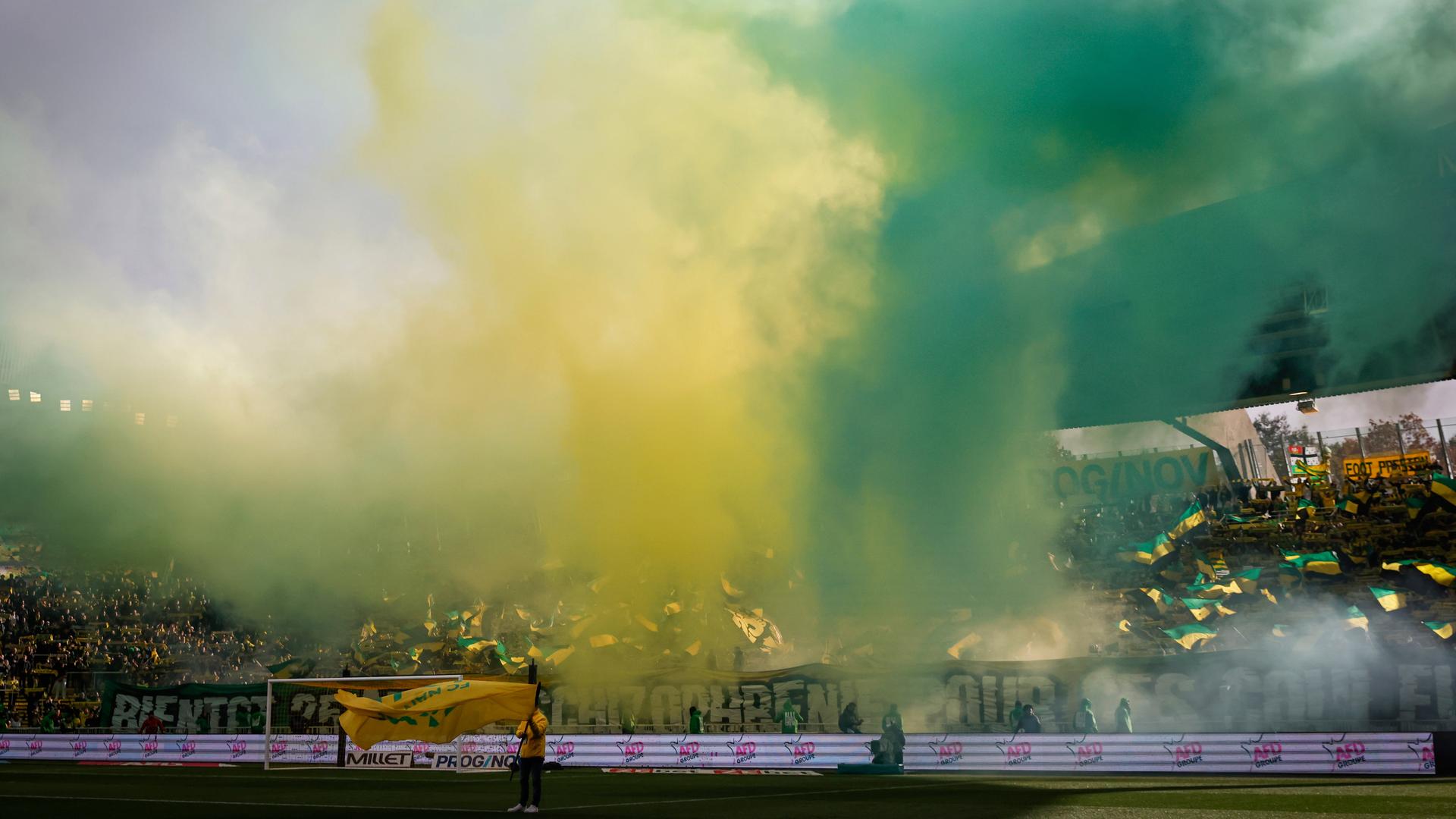 Rauch hängt über dem Spielfeld vor dem Spiel in der ersten französischen Fußballliga zwischen Nantes und Reims im Stade de la Beaujoire in Nantes am 5. November 2023. Rauch hängt über dem Spielfeld vor dem Spiel in der ersten französischen Fußballliga zwischen Nantes und Reims im Stade de la Beaujoire in Nantes am 5. November 2023.