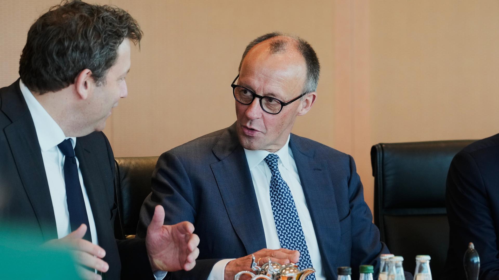 Finanzminister Lars Klingbeil spricht mit Bundeskanzler Friedrich Merz am Kabinettstisch