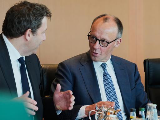 Finanzminister Lars Klingbeil spricht mit Bundeskanzler Friedrich Merz am Kabinettstisch