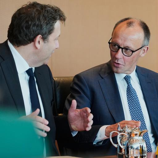 Finanzminister Lars Klingbeil spricht mit Bundeskanzler Friedrich Merz am Kabinettstisch