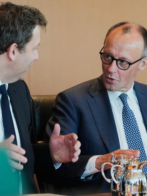 Finanzminister Lars Klingbeil spricht mit Bundeskanzler Friedrich Merz am Kabinettstisch