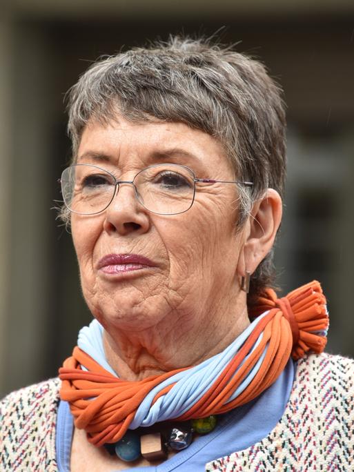 Das Porträt einer grauhaarigen Frau mit Brille. Es ist Barbara Schock-Werner.