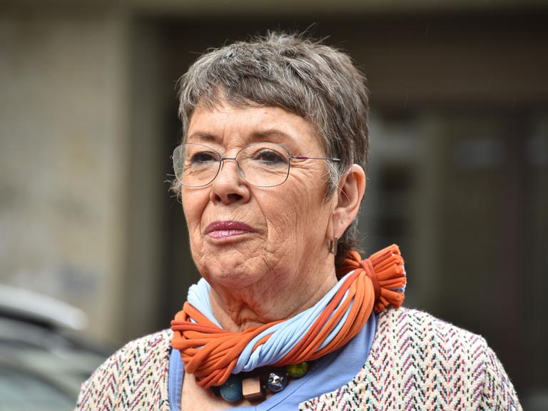 Das Porträt einer grauhaarigen Frau mit Brille. Es ist Barbara Schock-Werner.