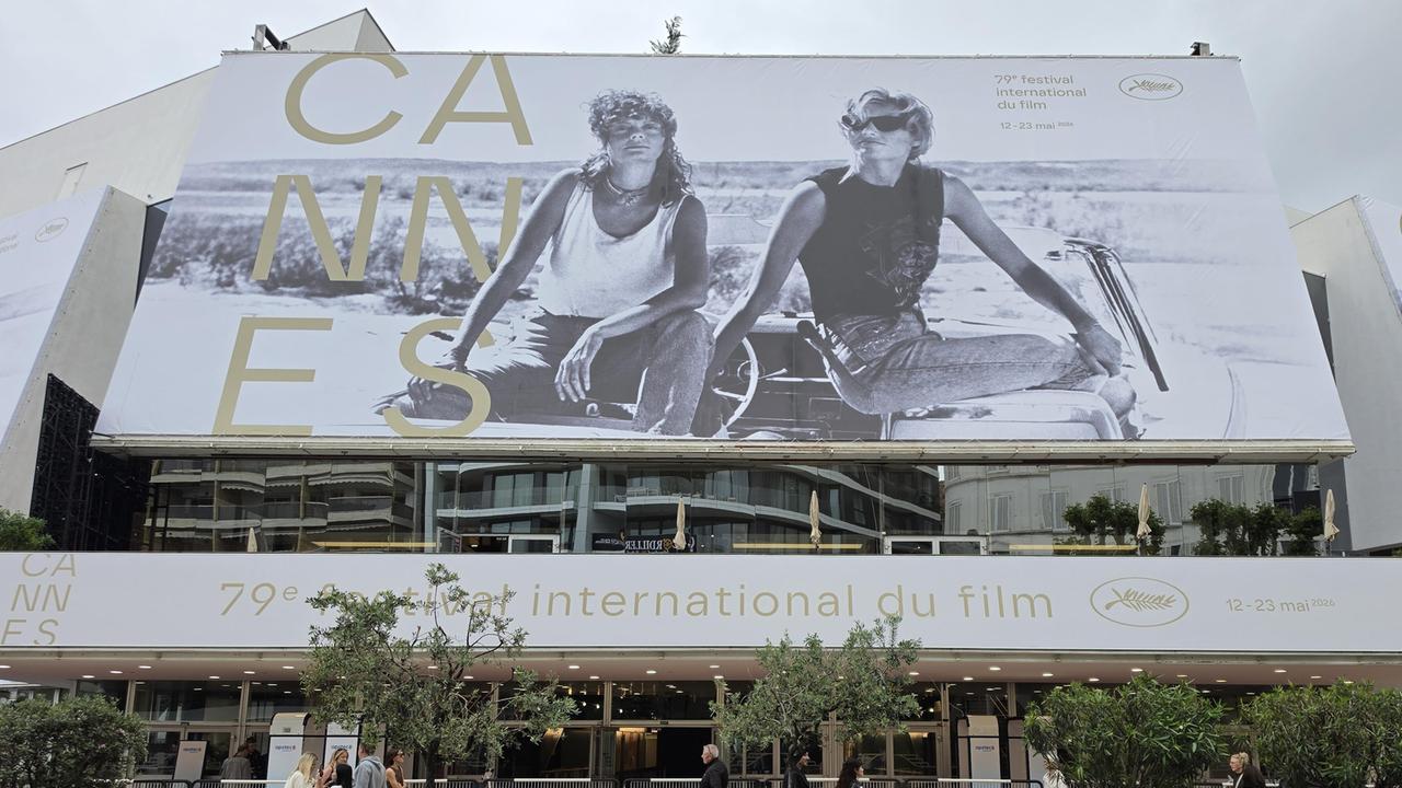 Das offizielle Poster der 79. Internationalen Filmfestspiele in Cannes hängt am Palais des Festivals
