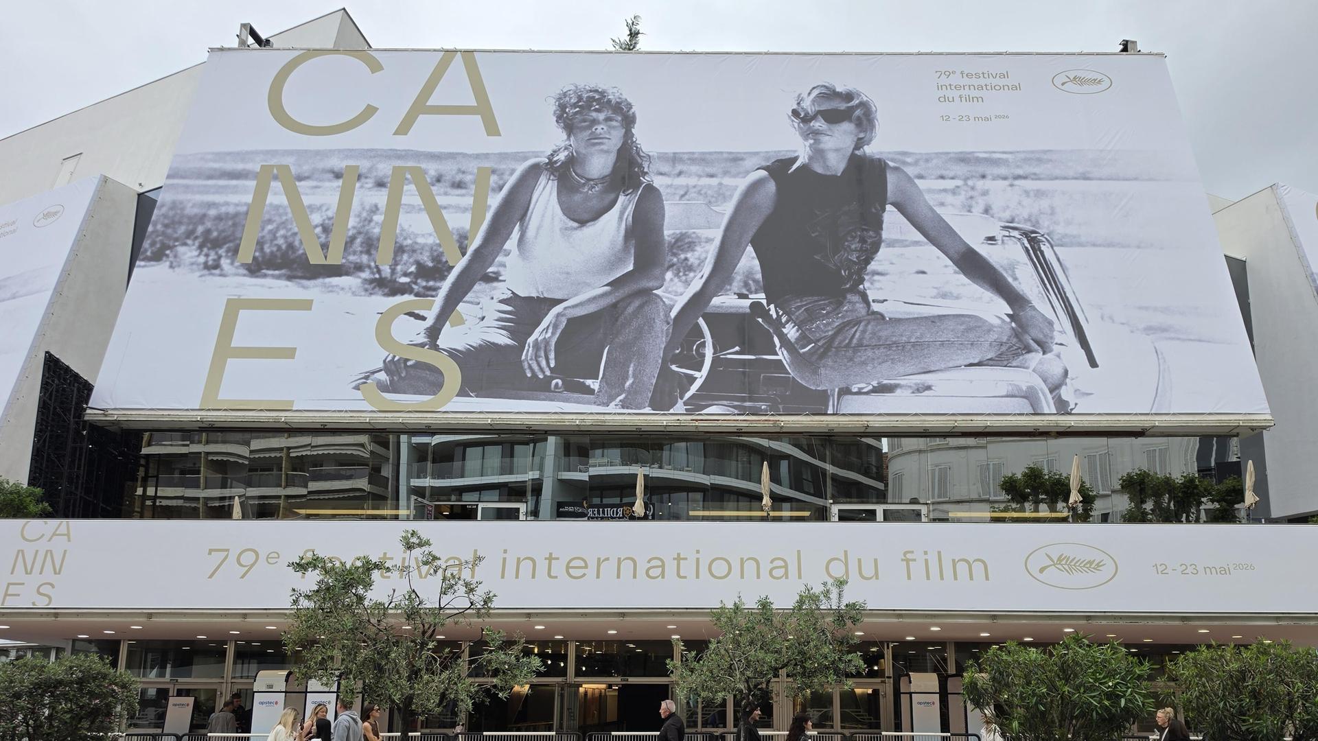 Das offizielle Poster der 79. Internationalen Filmfestspiele in Cannes hängt am Palais des Festivals Das offizielle Poster der 79. Internationalen Filmfestspiele in Cannes hängt am Palais des Festivals