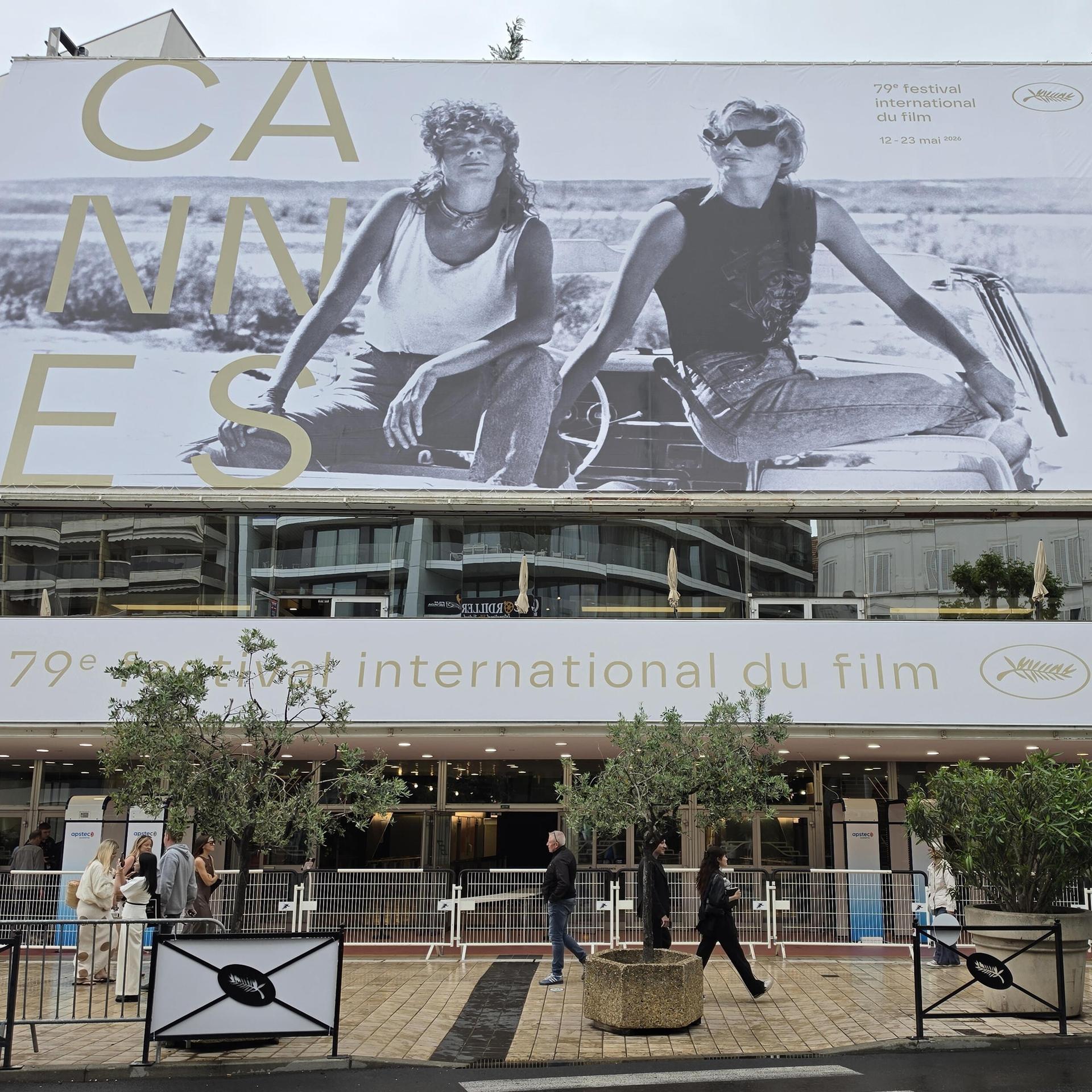 Das offizielle Poster der 79. Internationalen Filmfestspiele in Cannes hängt am Palais des Festivals