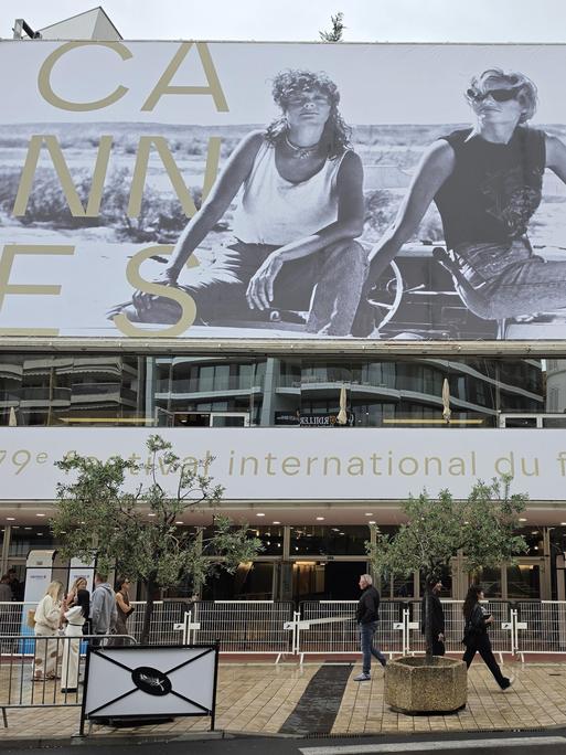 Das offizielle Poster der 79. Internationalen Filmfestspiele in Cannes hängt am Palais des Festivals