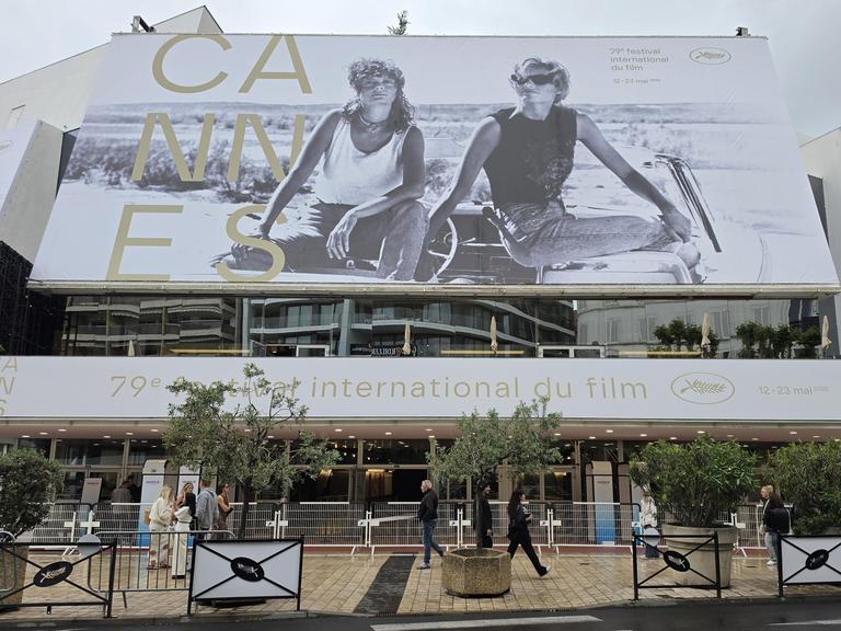 Das offizielle Poster der 79. Internationalen Filmfestspiele in Cannes hängt am Palais des Festivals