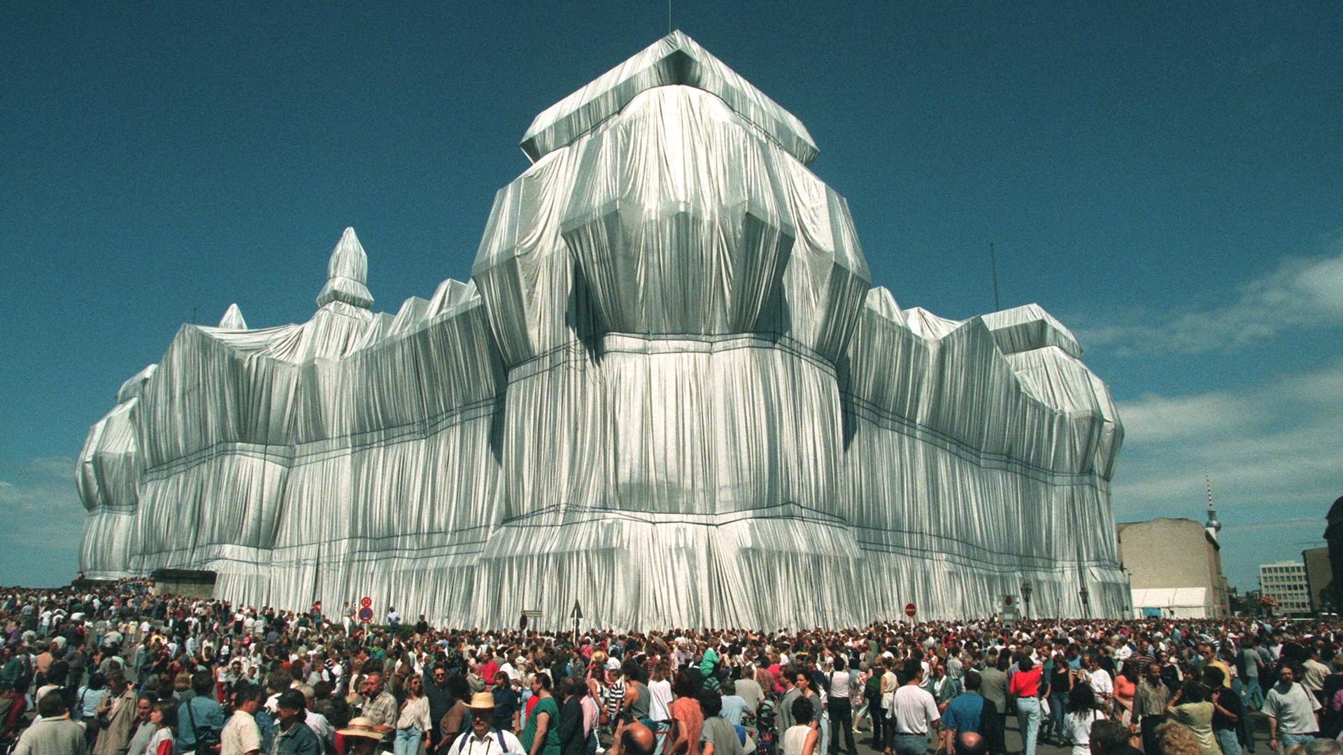 Rund um den Verhüllten Reichstag drängten sich zahlreiche Besucher, um das Werk des amerikanischen Verpackungskünstlers Christo zu sehen. Rund um den Verhüllten Reichstag drängten sich zahlreiche Besucher, um das Werk des amerikanischen Verpackungskünstlers Christo zu sehen.