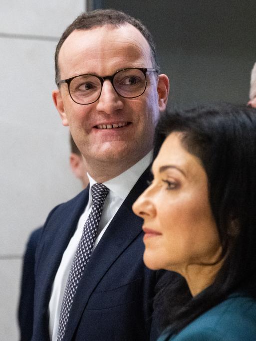 Jens Spahn (l-r), Vorsitzender der Unions-Fraktion im Bundestag, Katherina Reiche (CDU), Bundesministerin für Wirtschaft und Energie, und Matthias Miersch, Fraktionsvorsitzender der SPD nach einem Pressestatement zum Gebäudeenergiegesetz im Bundestag.