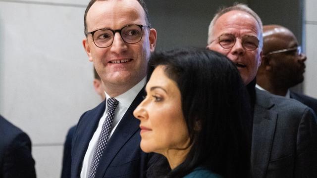 Jens Spahn (l-r), Vorsitzender der Unions-Fraktion im Bundestag, Katherina Reiche (CDU), Bundesministerin für Wirtschaft und Energie, und Matthias Miersch, Fraktionsvorsitzender der SPD nach einem Pressestatement zum Gebäudeenergiegesetz im Bundestag.