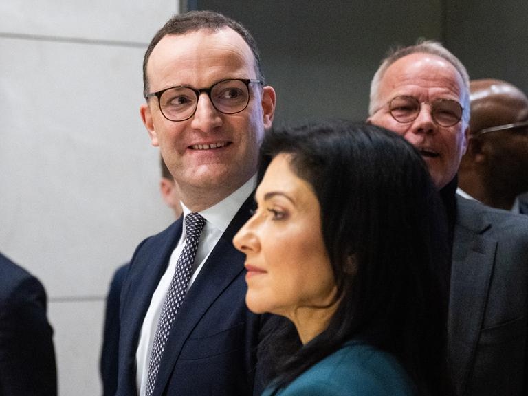Jens Spahn (l-r), Vorsitzender der Unions-Fraktion im Bundestag, Katherina Reiche (CDU), Bundesministerin für Wirtschaft und Energie, und Matthias Miersch, Fraktionsvorsitzender der SPD nach einem Pressestatement zum Gebäudeenergiegesetz im Bundestag.