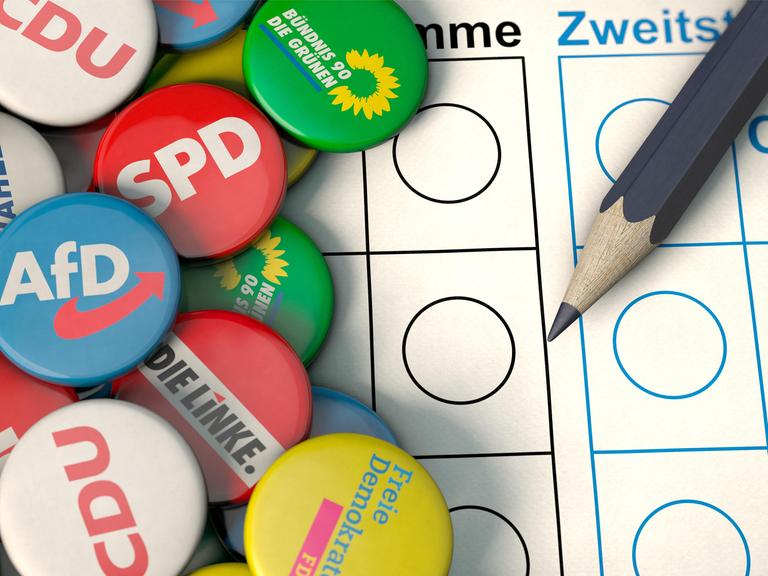 Auf dem Symbolbild sind Anstecker von Parteien auf einem Wahlzettel ausgebreitet. Zudem ist ein Bleistift zu sehen.