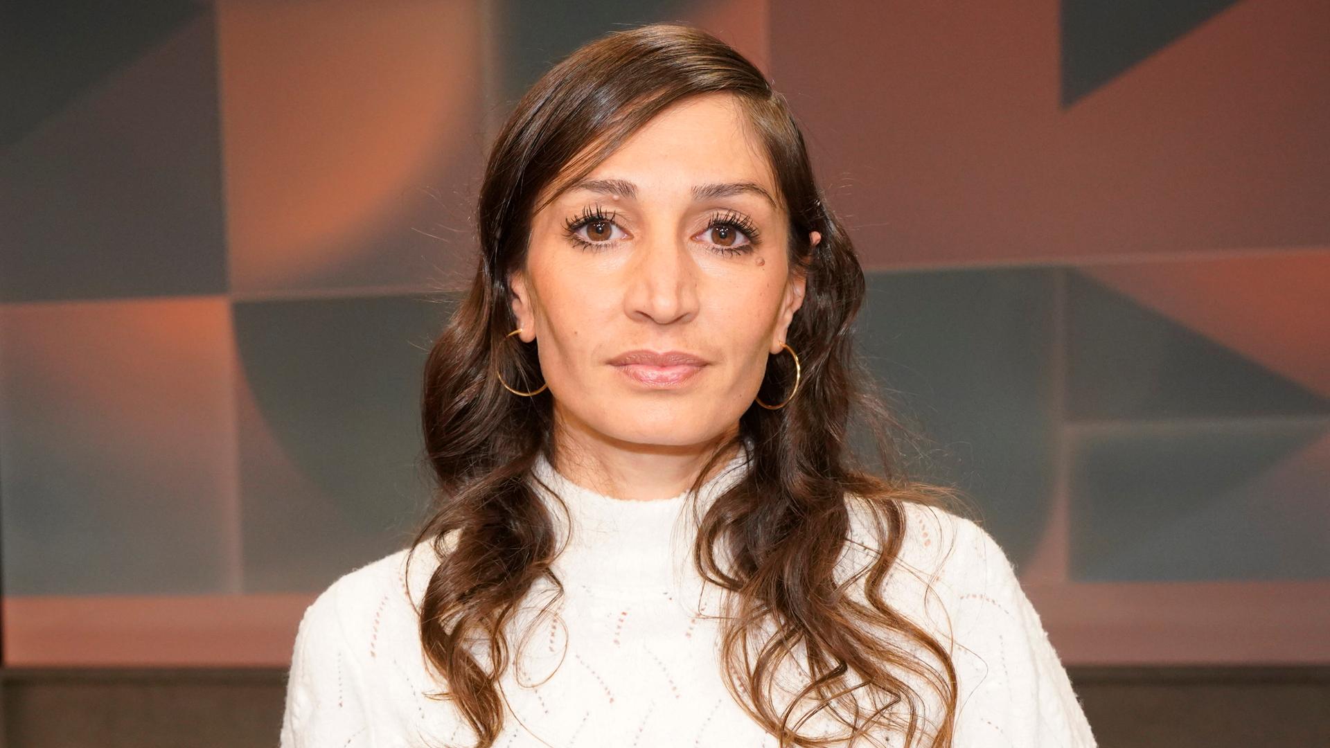 Gilda Sahebi in der ARD-Talkshow 'hart aber fair' im Studio Adlershof. Berlin, 24.02.2025