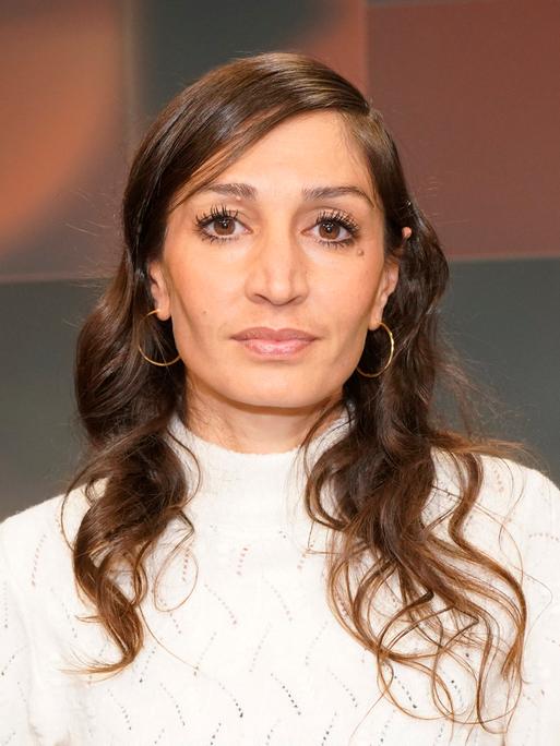 Gilda Sahebi in der ARD-Talkshow 'hart aber fair' im Studio Adlershof. Berlin, 24.02.2025