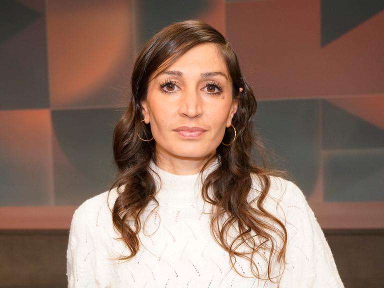 Gilda Sahebi in der ARD-Talkshow 'hart aber fair' im Studio Adlershof. Berlin, 24.02.2025