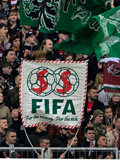 12.11.2022, Fussball 1. Bundesliga 2022/2023, 15.Spieltag, FC Augsburg - VfL Bochum, in der WWK-Arena Augsburg, Fanprotest gegen die FIFA: For the money for the rich Für das Geld der Reichen ***DFL and DFB regulations prohibit any use of photographs as image sequences and/or quasi-video.*** *** 12 11 2022, Football 1 Bundesliga 2022 2023, Matchday 15, FC Augsburg VfL Bochum, at WWK Arena Augsburg, Fan protest against FIFA For the money for the rich For the money of the rich DFL and DFB regulations prohibit any use of photographs as image sequences and or quasi video 