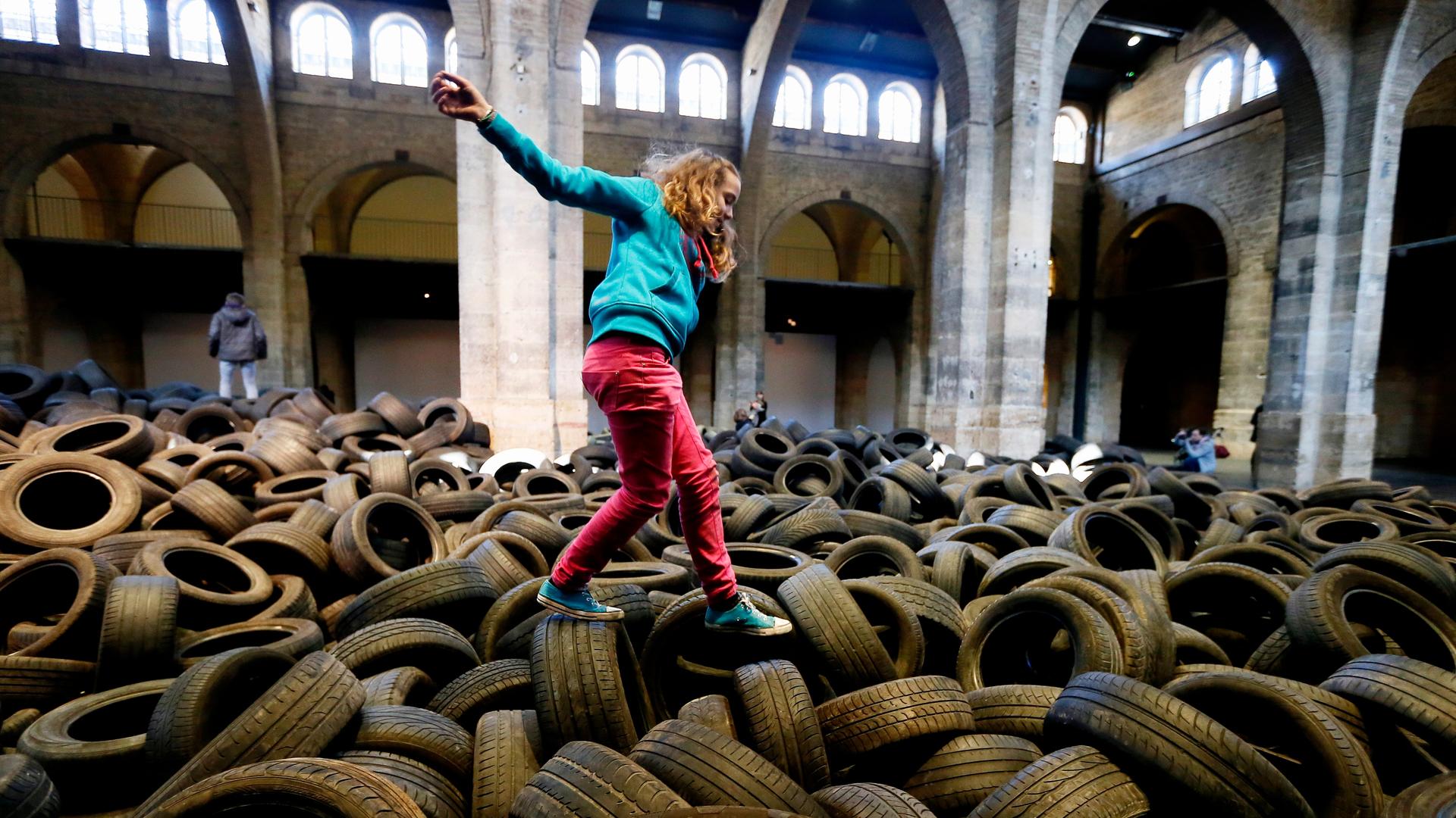 Allan Kaprows (1927-2006) "YARD"-Installation in Bordeaux 2013: Die Besucher sollten in 40 Tonnen gebrauchter Reifen herumspringen oder eintauchen.