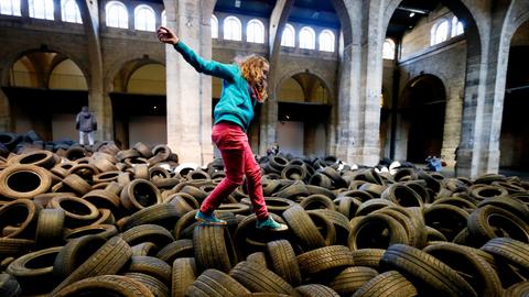 Allan Kaprows (1927-2006) "YARD"-Installation in Bordeaux 2013: Die Besucher sollten in 40 Tonnen gebrauchter Reifen herumspringen oder eintauchen.