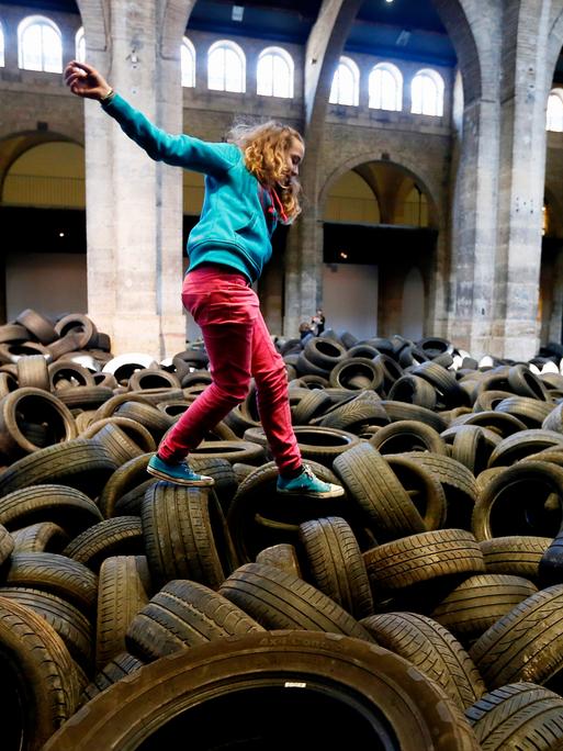 Allan Kaprows (1927-2006) "YARD"-Installation in Bordeaux 2013: Die Besucher sollten in 40 Tonnen gebrauchter Reifen herumspringen oder eintauchen.