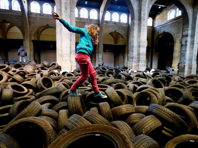 Allan Kaprows (1927-2006) "YARD"-Installation in Bordeaux 2013: Die Besucher sollten in 40 Tonnen gebrauchter Reifen herumspringen oder eintauchen.