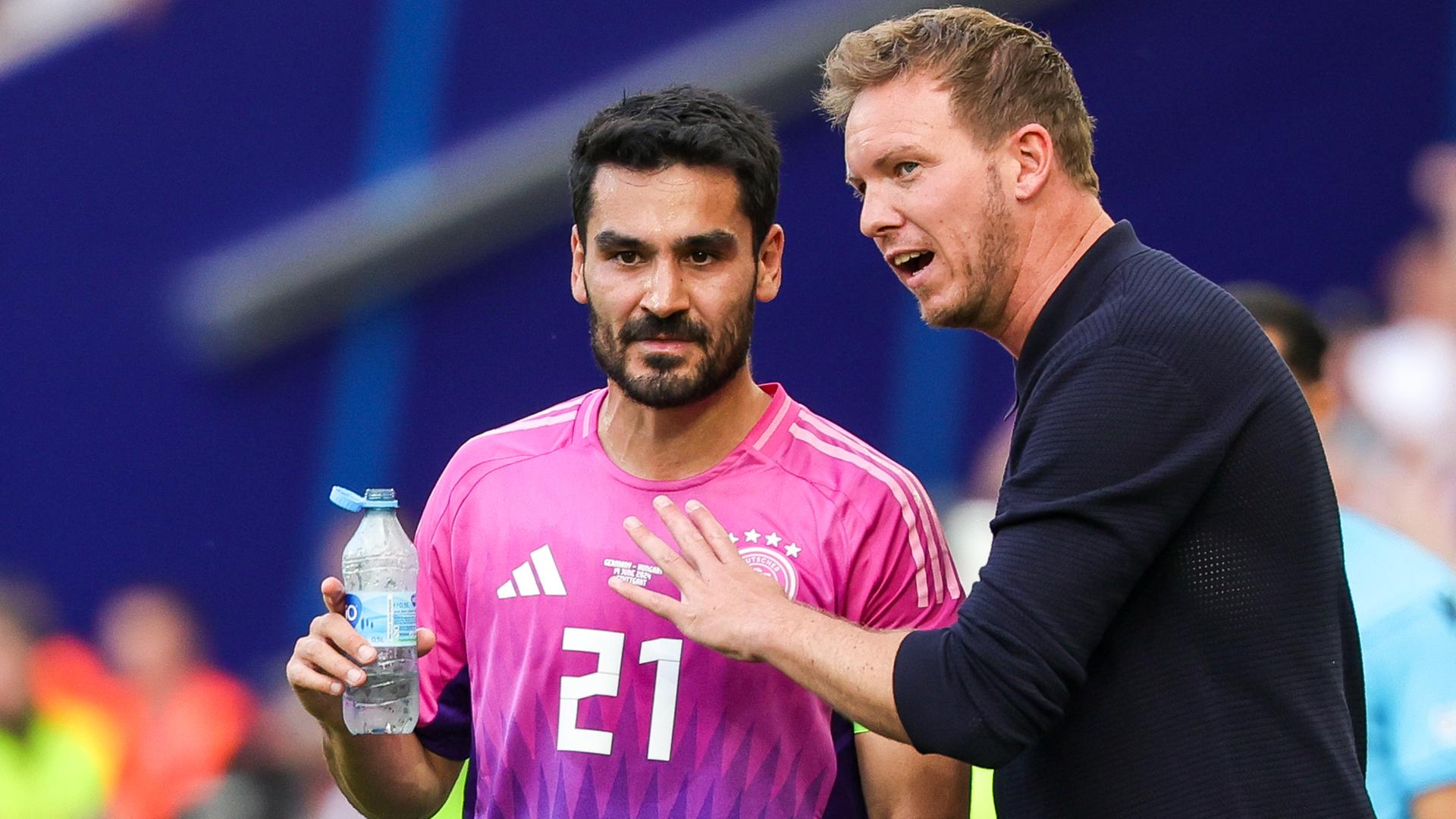 Der deutsche Bundestrainer Julian Nagelsmann spricht mit Spieler Ilkay Gündogan. 