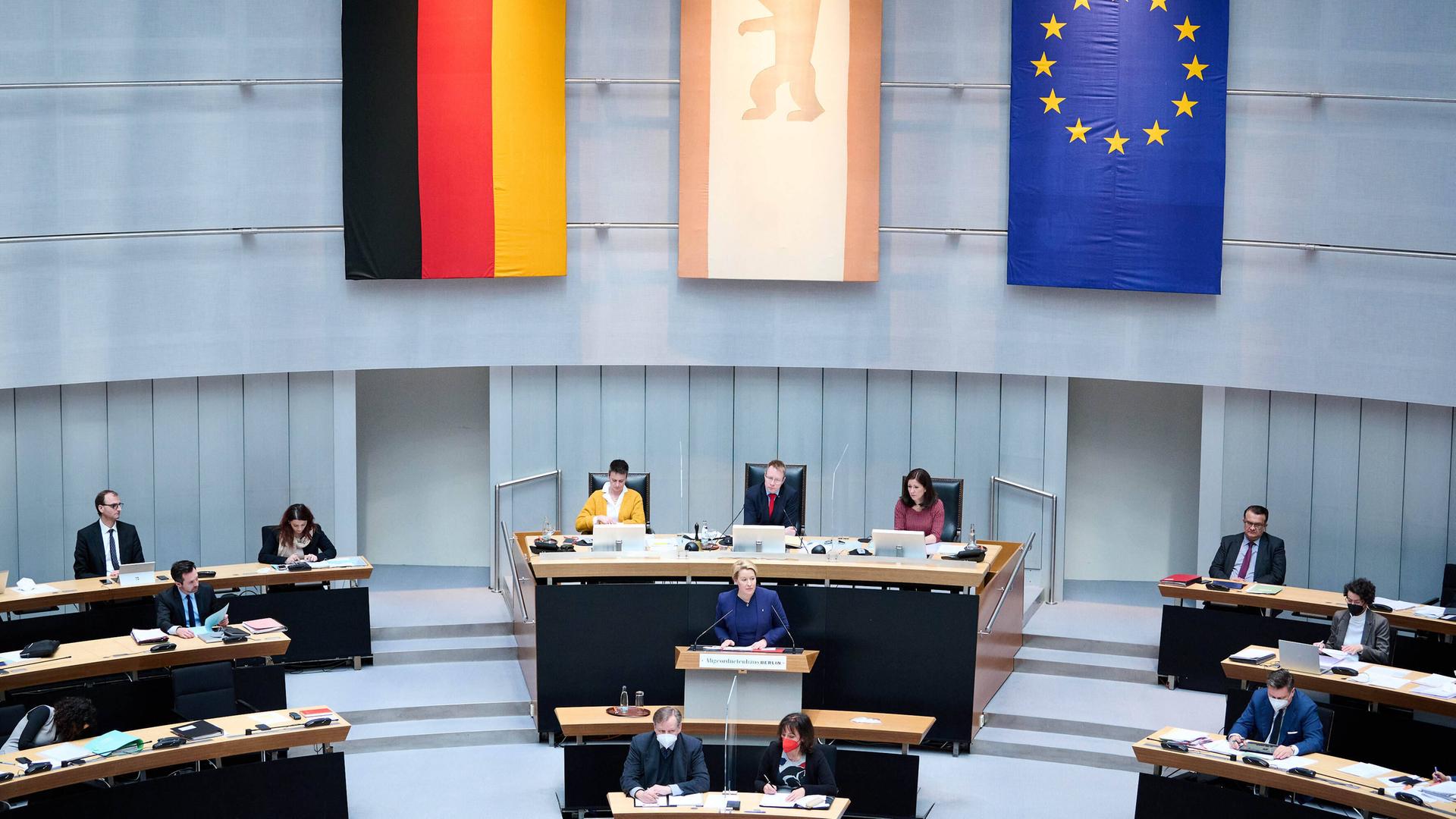 Während einer Sitzung des Berliner Abgeordnetenhaus sitzen die Abgeordneten an ihren Plätzen.