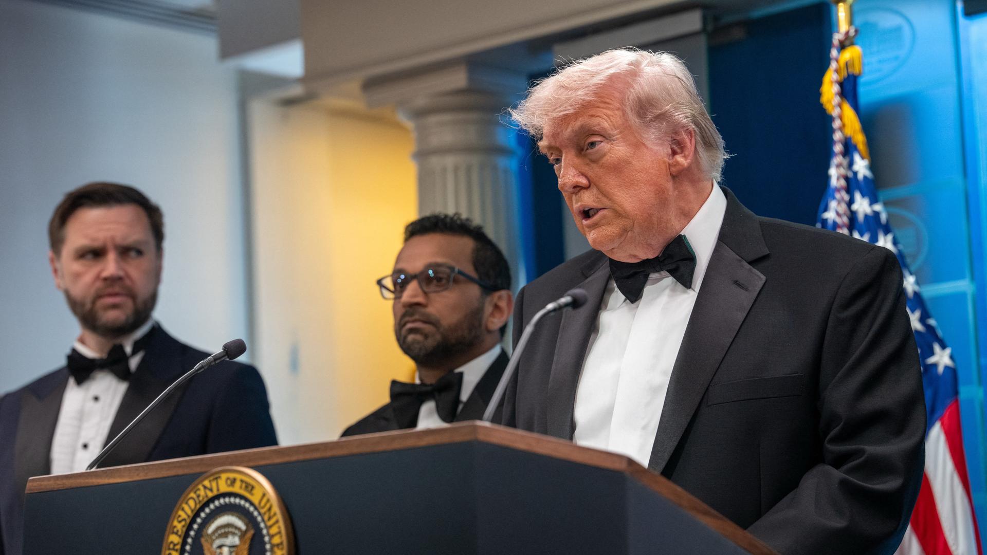 Donald Trump gibt nach den Schüssen beim Korrespondentendinner ein Statement ab, er trägt einen Smoking 