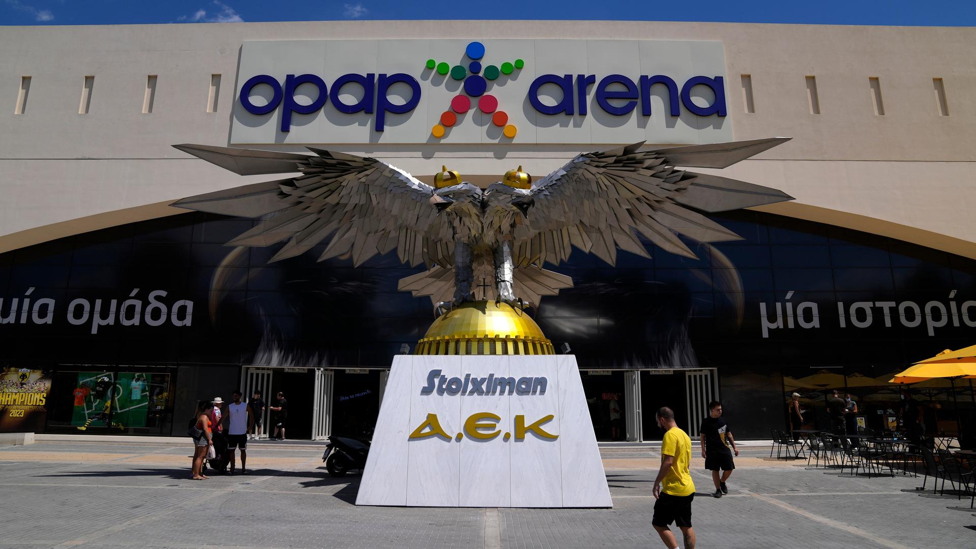 Menschen versammeln sich vor der OPAP-Arena in Athen.