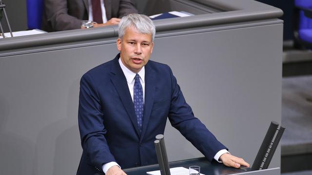 Steffen Bilger (CDU) steht am Rednerpult im Bundestag und spricht zu den Abgeordneten. 