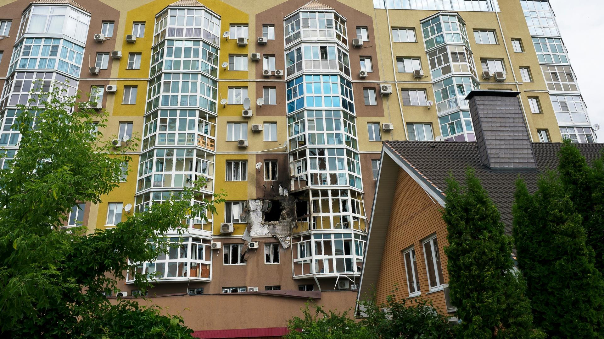 Woronesch: Zerbrochene Fenster und Brandspuren sind nach dem Einschlag einer Drohne an einem Wohnhaus zu sehen.