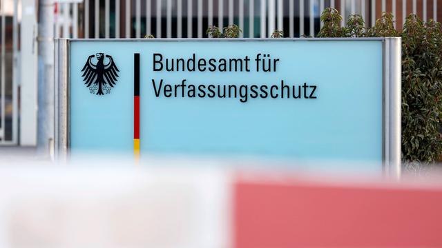 Blick auf ein Schild vor einem Gebäude auf dem "Bundesamt für Verfassungsschutz" zu lesen ist