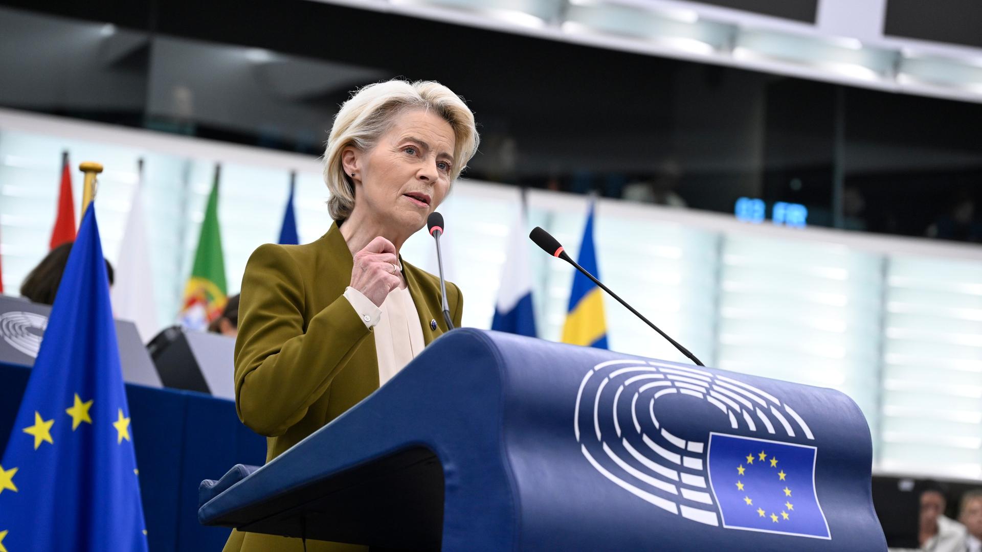 Ursula von der Leyen steht an einem Redner-Pult und spricht in ein Mikrofon. Ursula von der Leyen steht an einem Redner-Pult und spricht in ein Mikrofon.