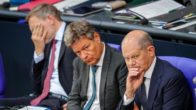 Christian Lindner (l-r, FDP), Bundesminister der Finanzen, Robert Habeck (Bündnis 90/Die Grünen), Bundesminister für Wirtschaft und Klimaschutz, und Bundeskanzler Olaf Scholz (SPD) nehmen an der Sitzung des Bundestags mit der Regierungserklärung zur «aktuellen Sicherheitslage» teil.