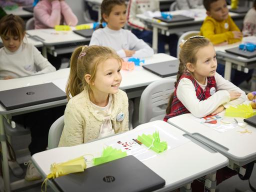 Ukrainische Kinder besuchen den Unterricht in der ersten Schule, die vollständig unterirdisch gebaut wurde.