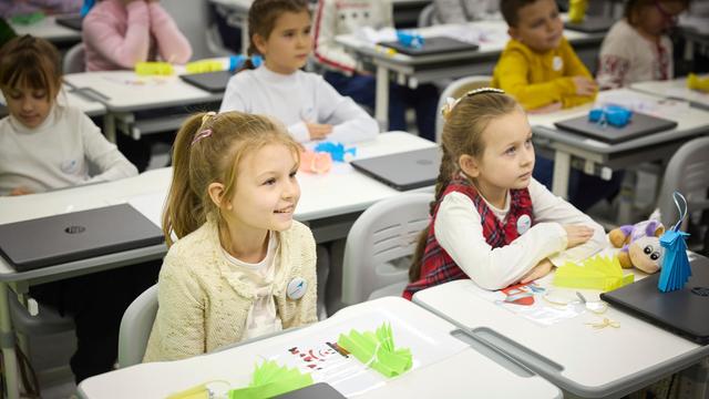 Ukrainische Kinder besuchen den Unterricht in der ersten Schule, die vollständig unterirdisch gebaut wurde.