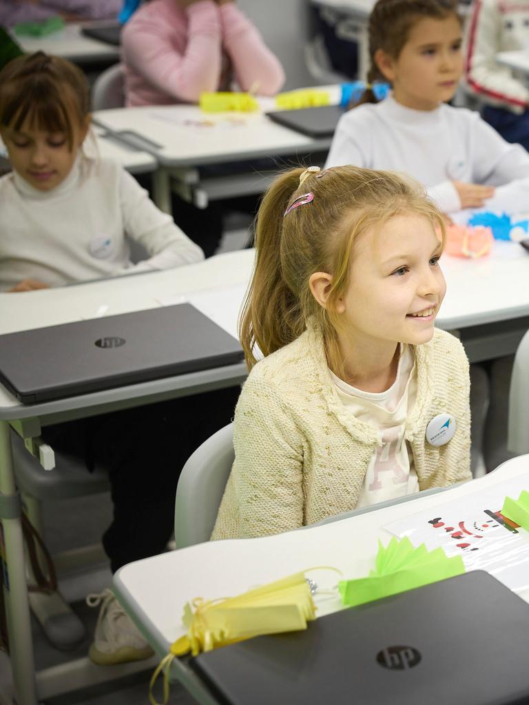 Ukrainische Kinder besuchen den Unterricht in der ersten Schule, die vollständig unterirdisch gebaut wurde.