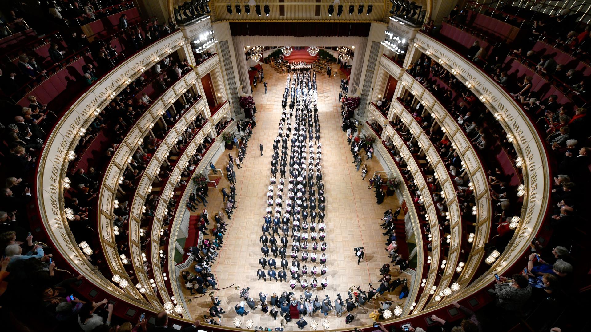 Österreich, Wien: Debütantenpaare befinden sich in der Wiener Staatsoper während der Generalprobe für den Opernball. Österreich, Wien: Debütantenpaare befinden sich in der Wiener Staatsoper während der Generalprobe für den Opernball.
