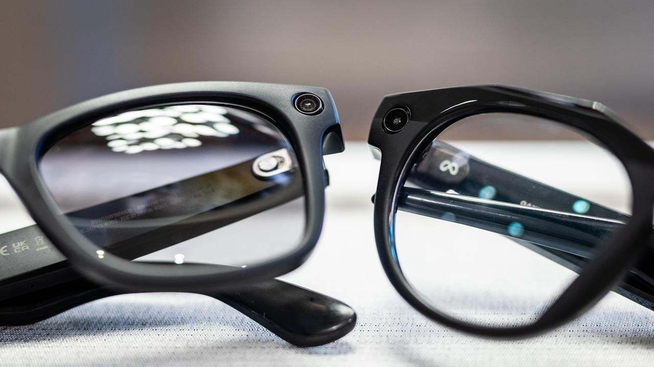 Smarte Datenbrillen der Firmen Oakley Meta und Ray-Ban Meta liegen in einem Brillenfachgeschäft auf einem Tisch. 