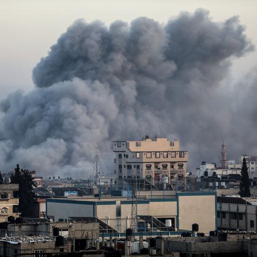 Dicker Rauch über der Stadt Rafah im Süden des Gazastreifens.