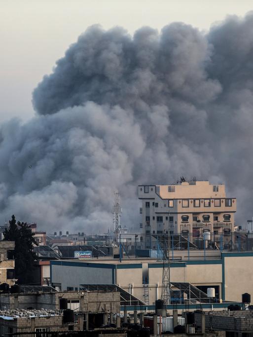 Dicker Rauch über der Stadt Rafah im Süden des Gazastreifens. 