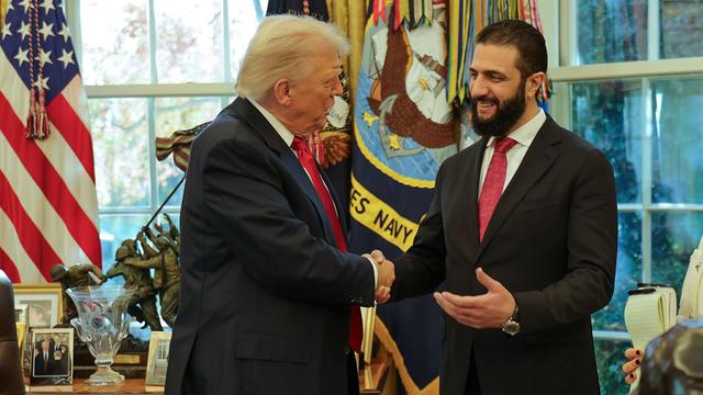 Das Foto zeigt US-Präsident Trump und den syrischen Übergangspräsidenten al-Scharaa im Weißen Haus in Washington.
