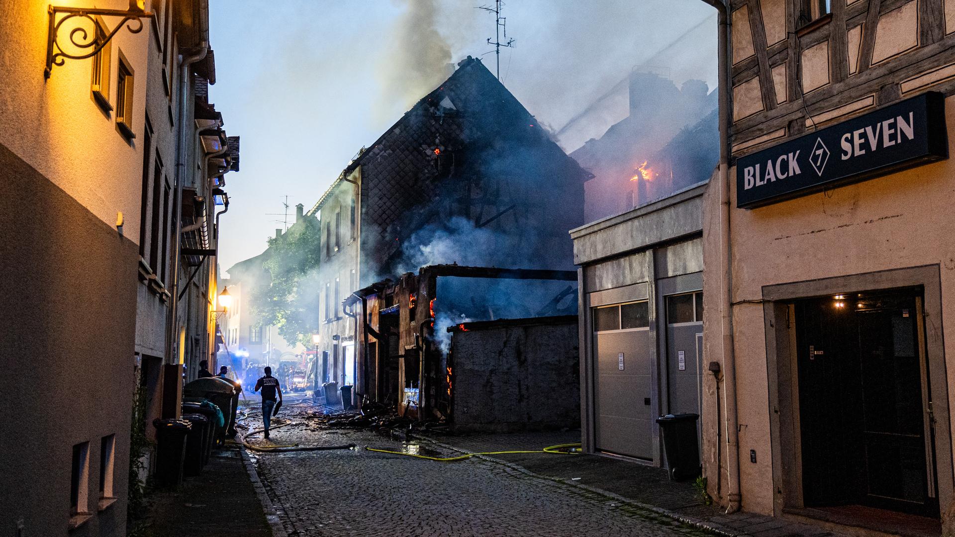 Feuerwehrleute bekämpfen den Brand in der Altstadt von Villingen-Schwenningen. Das Foto zeigt brennende und qualmende Häuser in einer Gasse. Feuerwehrleute bekämpfen den Brand in der Altstadt von Villingen-Schwenningen. Das Foto zeigt brennende und qualmende Häuser in einer Gasse.