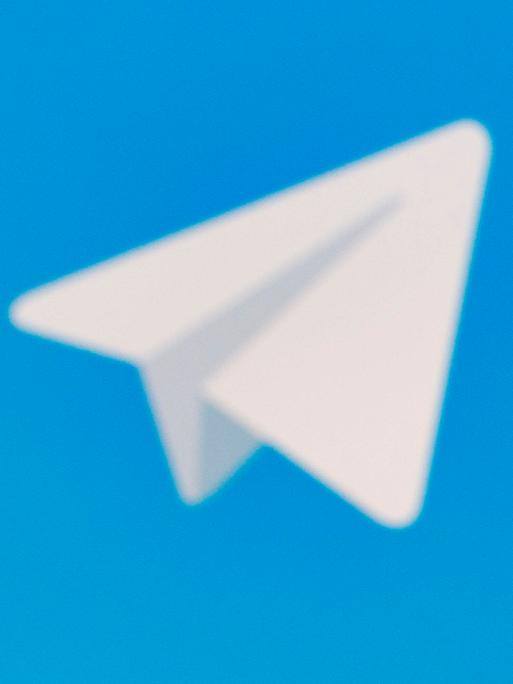 Das Logo des selbstregulierten Instant-Messaging-Dienst Telegram auf einem Handy.