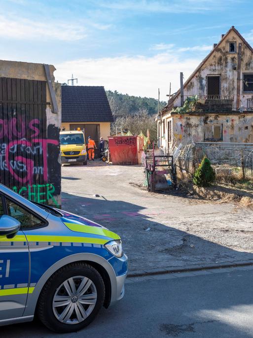 Das Haus des Drachenlords wurde von der Gemeinde Emskirchen gekauft. Es wird gerade ausgeräumt und soll abgerissen werden. Die Räumarbeiten auf dem Grundstück werden sicherheitshalber unter Schutz der Polizei durchgeführt. 