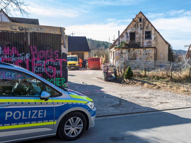 Das Haus des Drachenlords wurde von der Gemeinde Emskirchen gekauft. Es wird gerade ausgeräumt und soll abgerissen werden. Die Räumarbeiten auf dem Grundstück werden sicherheitshalber unter Schutz der Polizei durchgeführt. 