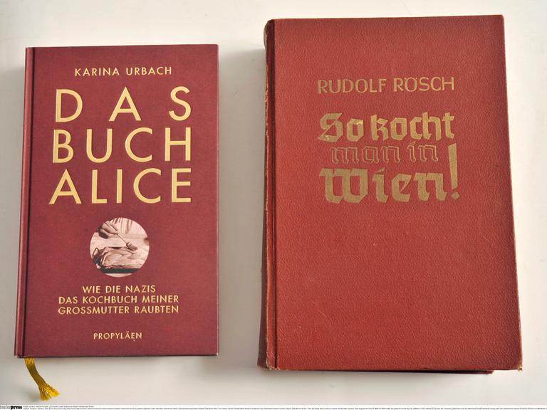 Zwei Bücher liegen nebeneinander.