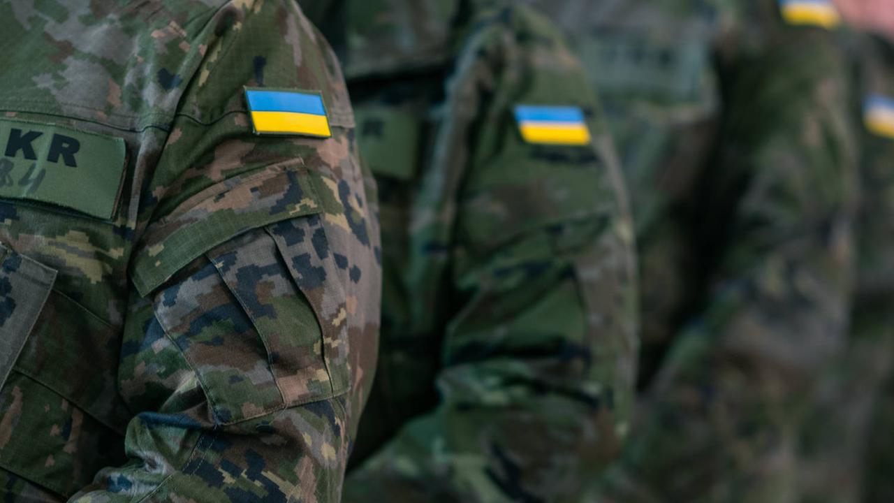 Ukrainische Soldaten in Uniform