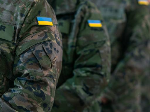 Ukrainische Soldaten in Uniform